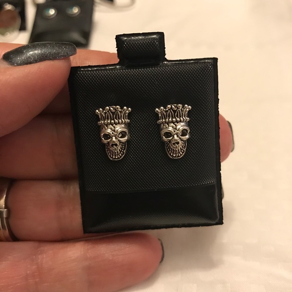 NEW Sterling silver skull in crown post earrings - Picture 3 of 4